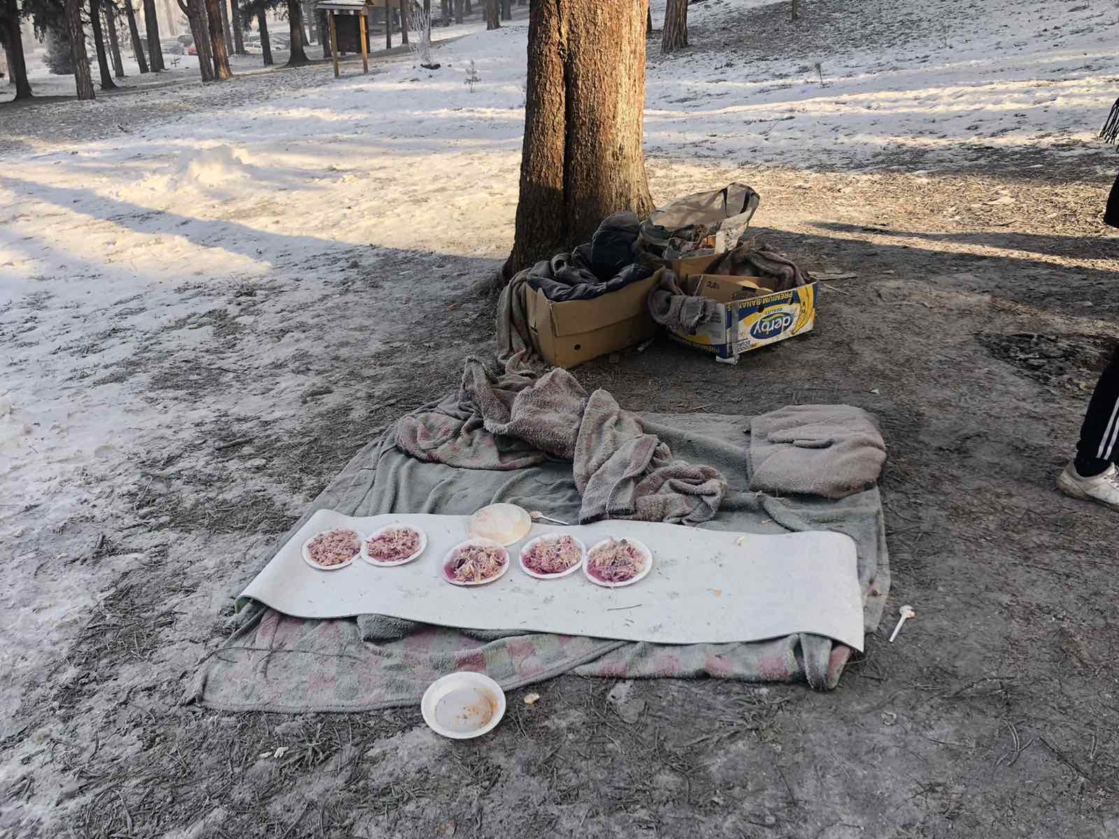 Pet migranata maloljetnika više od 10 dana spava pod otvorenim nebom